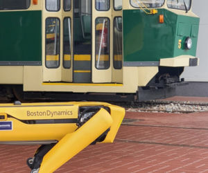 Pies-robot odwiedził tramwajarzy. Niecodzienny gość w zajezdni na Bielanach