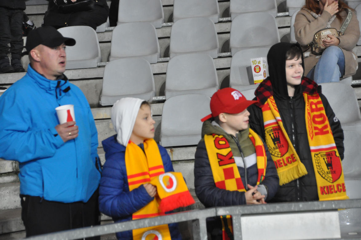 Żółto-czerwono na Suzuki Arenie! Zdjęcia kibiców na meczu Korona Kielce - Jagiellonia Białystok