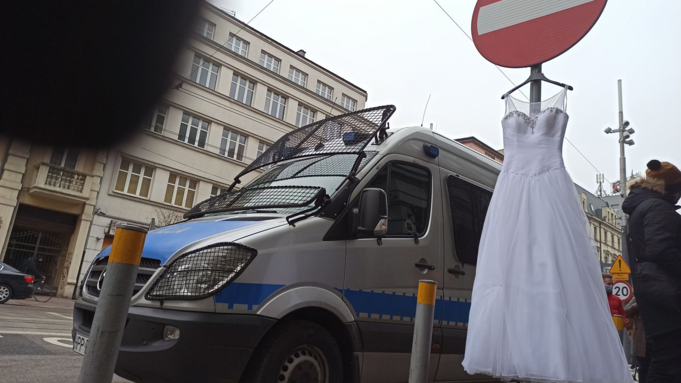Protest branży ślubnej przed biurem PiS w Katowicach! Domagają się informacji od rządu kiedy będą mogli wrócić do pracy [ZDJĘCIA, WIDEO]