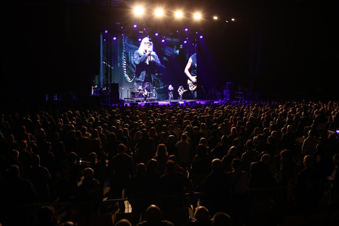 Koncert "Zadzwońcie po milicję" w katowickim Spodku