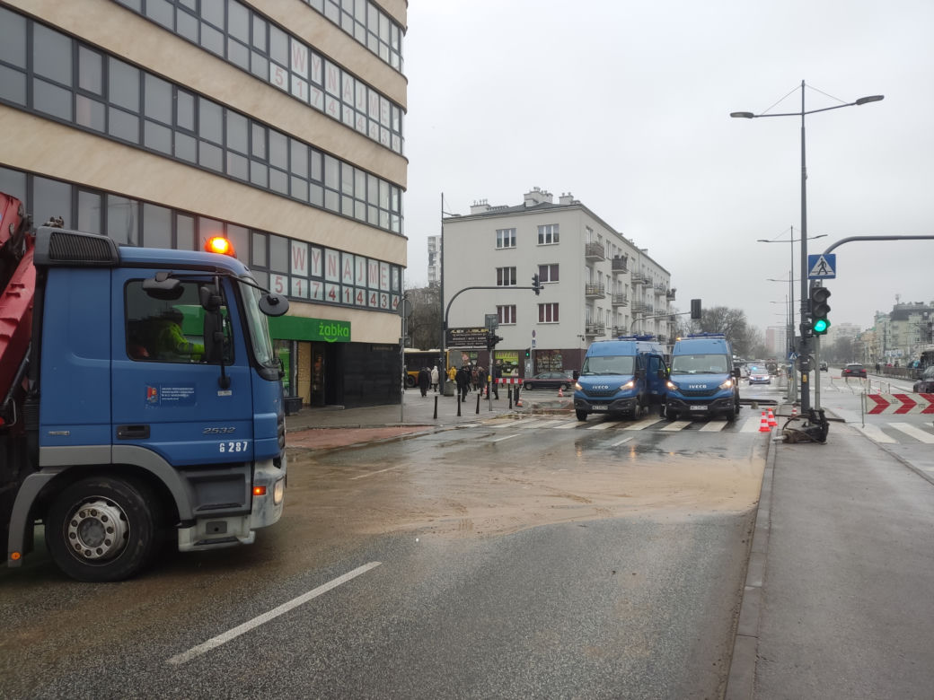 Grochowska się zapadła! Woda wyżłobiła dziurę na 7 metrów! Gigantyczne utrudnienia na Pradze