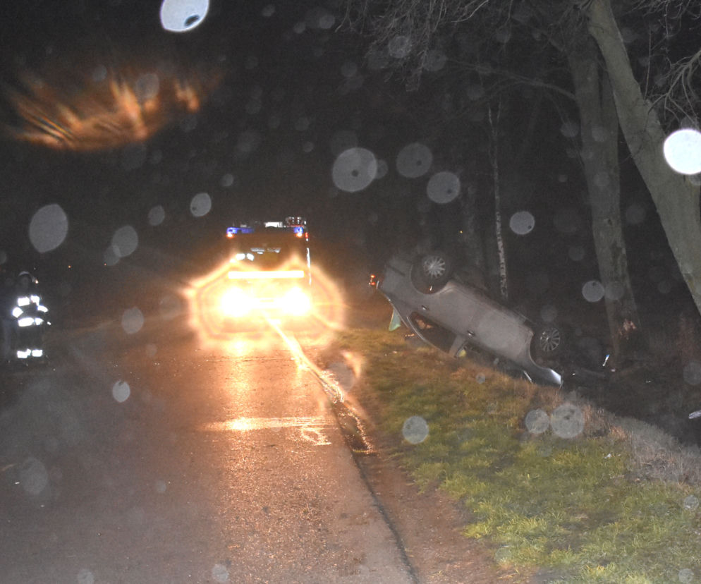 Mława. TRAGICZNY WYPADEK z udziałem nastolatków! Uderzyli w drzewo i dachowali!