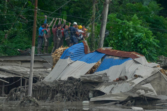 Horror w Nepalu. Odnaleziono zwłoki 270 osób. 1300 zaginionych!