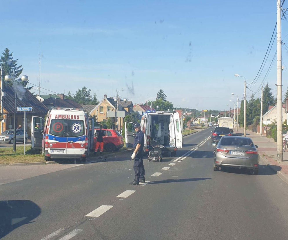 Sokółka. Wypadek karetki na sygnale! Zderzyła się z osobówką [FOTO]