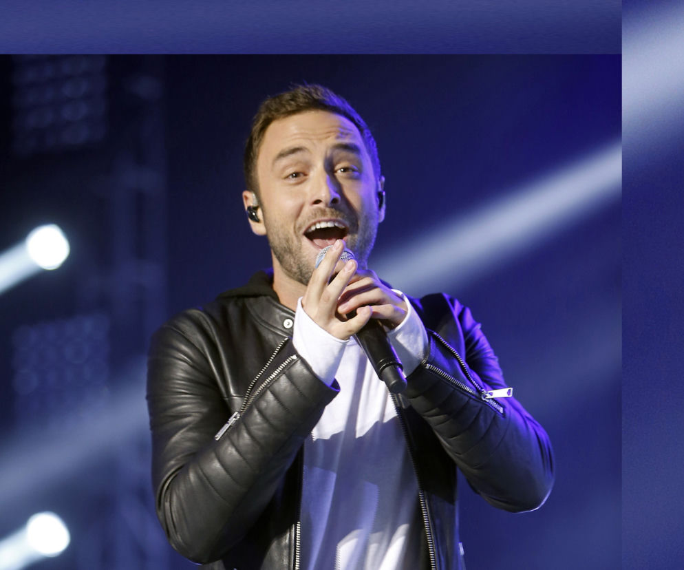 Måns Zelmerlöw śpiewa do mikrofonu na scenie. O kontrowersyjnej biografii artysty przeczytasz na SE.