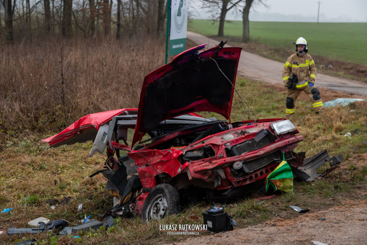 Skoda rozpadła się na części. Koszmarny wypadek w Knyszynie. Dwie osoby zginęły na miejscu