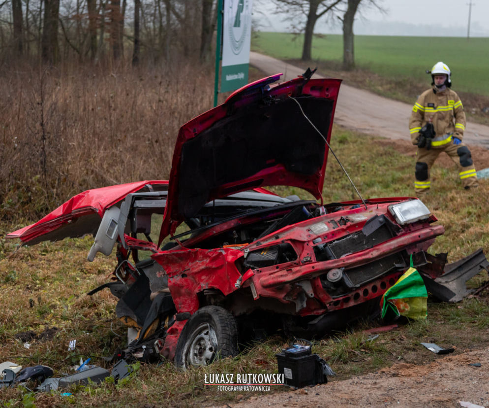 Skoda rozpadła się na części. Koszmarny wypadek w Knyszynie. Dwie osoby zginęły na miejscu