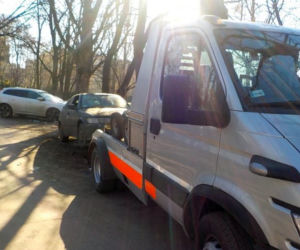 Wraki samochodów zalewają Warszawę