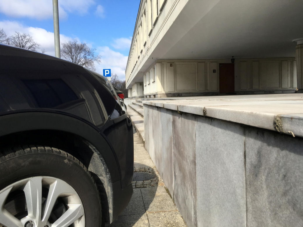 Głosują za wysokimi mandatami, sami łamią przepisy