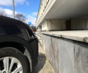 Głosują za wysokimi mandatami, sami łamią przepisy