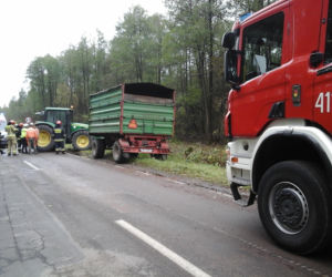 Volkswagen zderzył się z traktorem. Dwie osoby ranne 