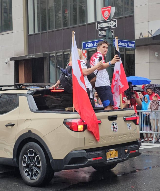 Deszcz ich nie zatrzymał. Te zdjęcia Parady Pułaskiego przejdą do historii