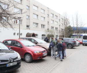 Przerażająca relacja sąsiadów, W mieszkaniu w Wołominie znaleziono ciała dwóch osób, ranny 19-latek w szpitalu