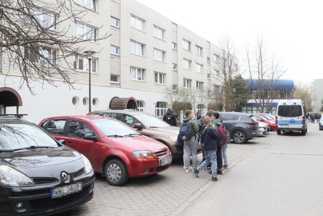 Przerażająca relacja sąsiadów, W mieszkaniu w Wołominie znaleziono ciała dwóch osób, ranny 19-latek w szpitalu