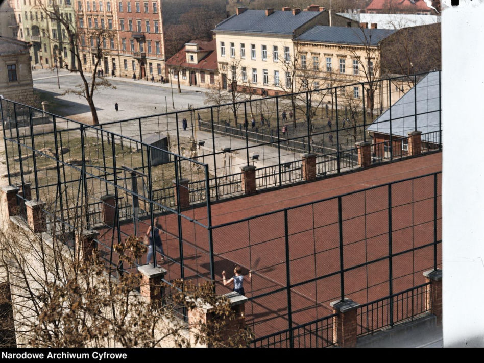 Boisko do koszykówki na dachu YMCA