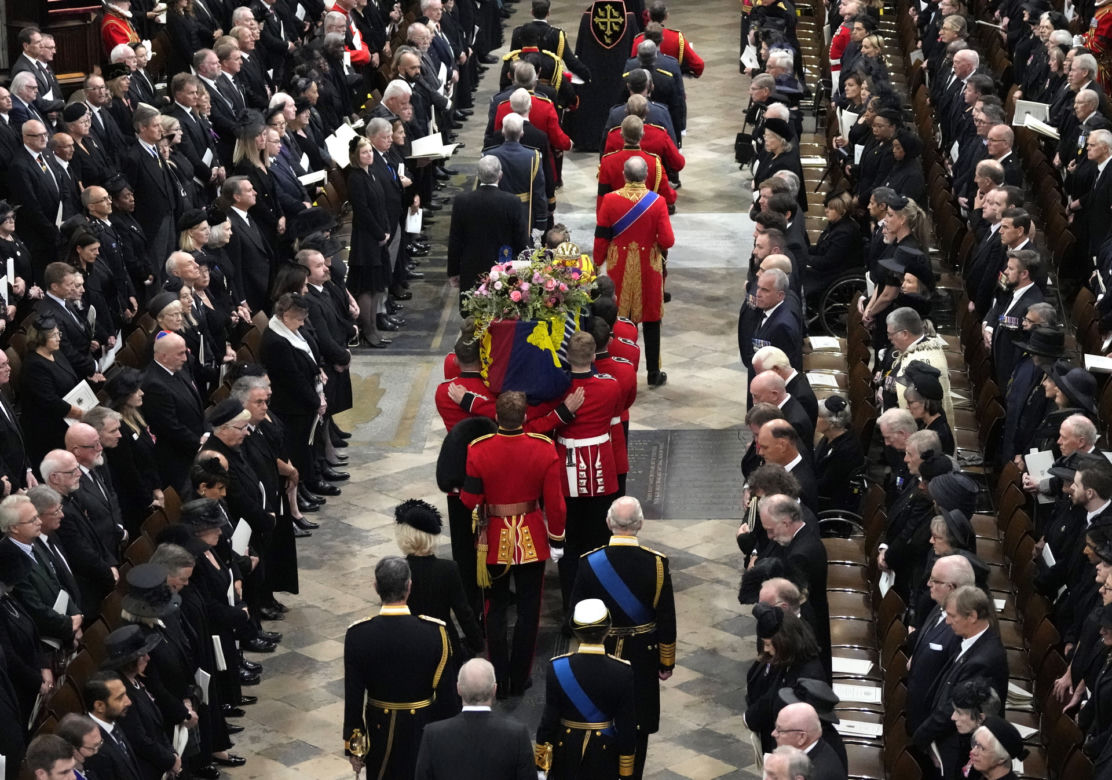 Trumna z Królową przybyła do Westminsteru