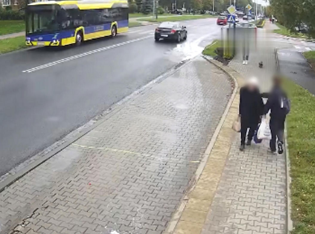 35-latek nie miał litości dla starszej kobiety z zakupami! 