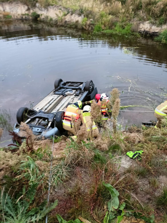 Tragedia w Łódzkiem. Strażacy wyłowili zatopiony samochód