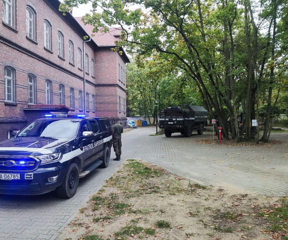 Pojazdy wojskowe Patrolu Saperskiego pod budynkiem w Kościanie. O akcji saperów przeczytasz na Eska Leszno.