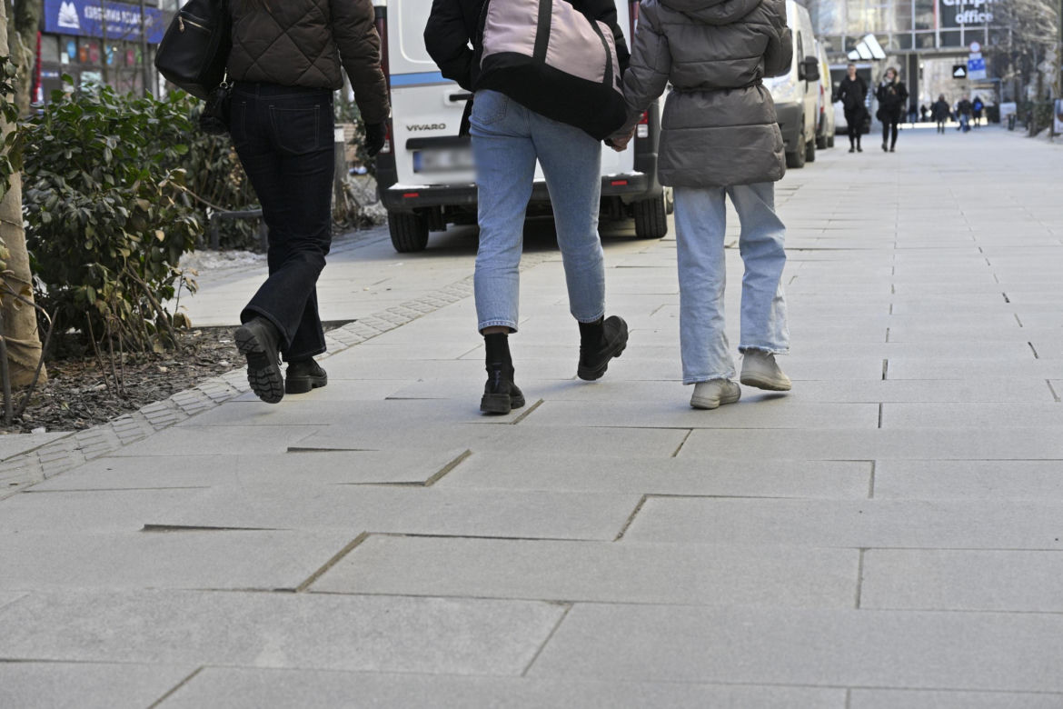 Deptak w centrum Warszawy za miliony w ruinie? Urzędnicy uspokajają, a internauci grzmią!