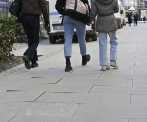 Deptak w centrum Warszawy za miliony w ruinie? Urzędnicy uspokajają, a internauci grzmią!