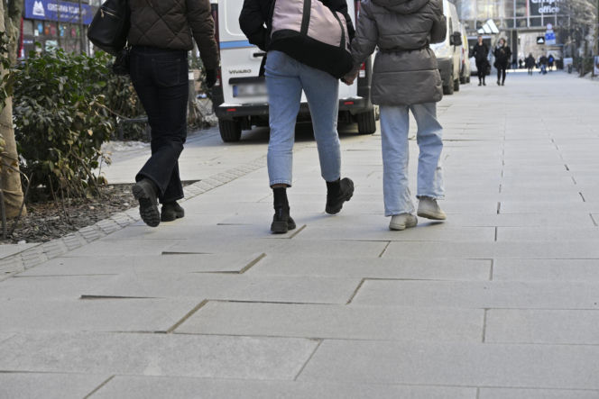 Deptak w centrum Warszawy za miliony w ruinie? Urzędnicy uspokajają, a internauci grzmią!