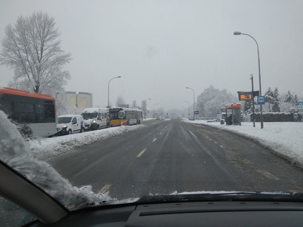 FATALNE warunki na drogach Rzeszowa. Śnieżny ARMAGEDON! [ZDJĘCIA]