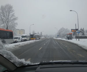 FATALNE warunki na drogach Rzeszowa. Śnieżny ARMAGEDON! [ZDJĘCIA]