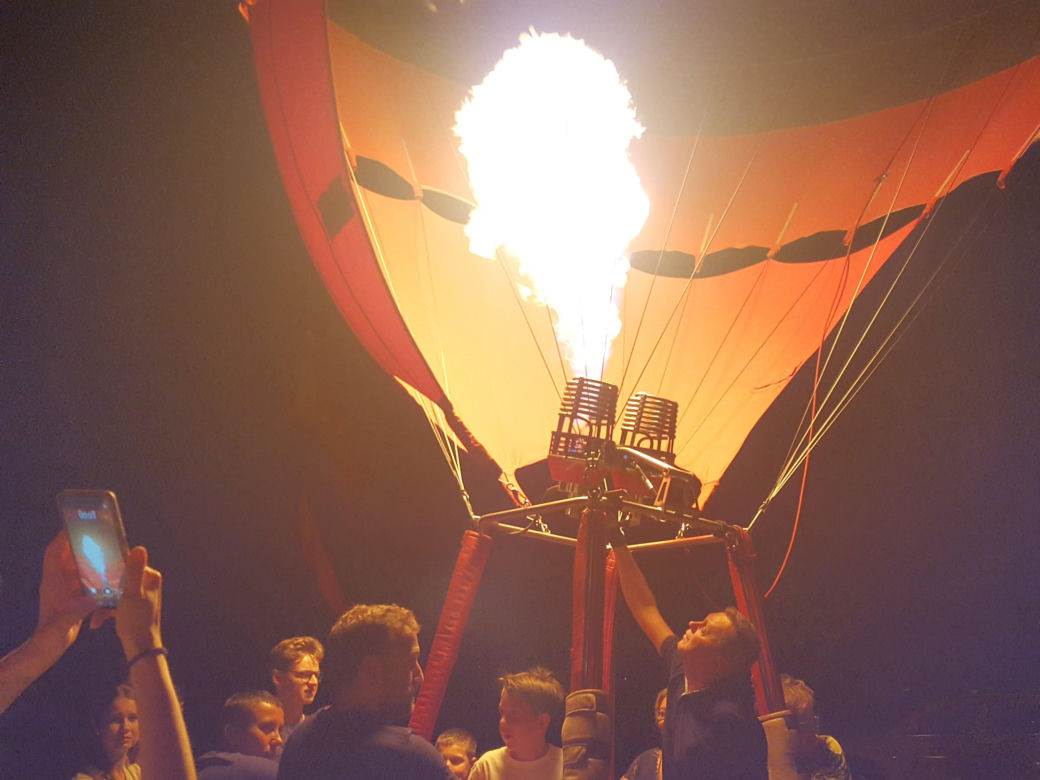 ​Nocny pokaz balonów na lotnisku w Lesznie. Wiatr był za mocny