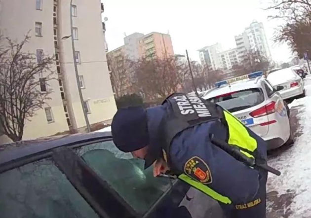 Na zewnątrz siarczysty mróz, w aucie uwięziony pies. „Ciałem zwierzęcia wstrząsały dreszcze”