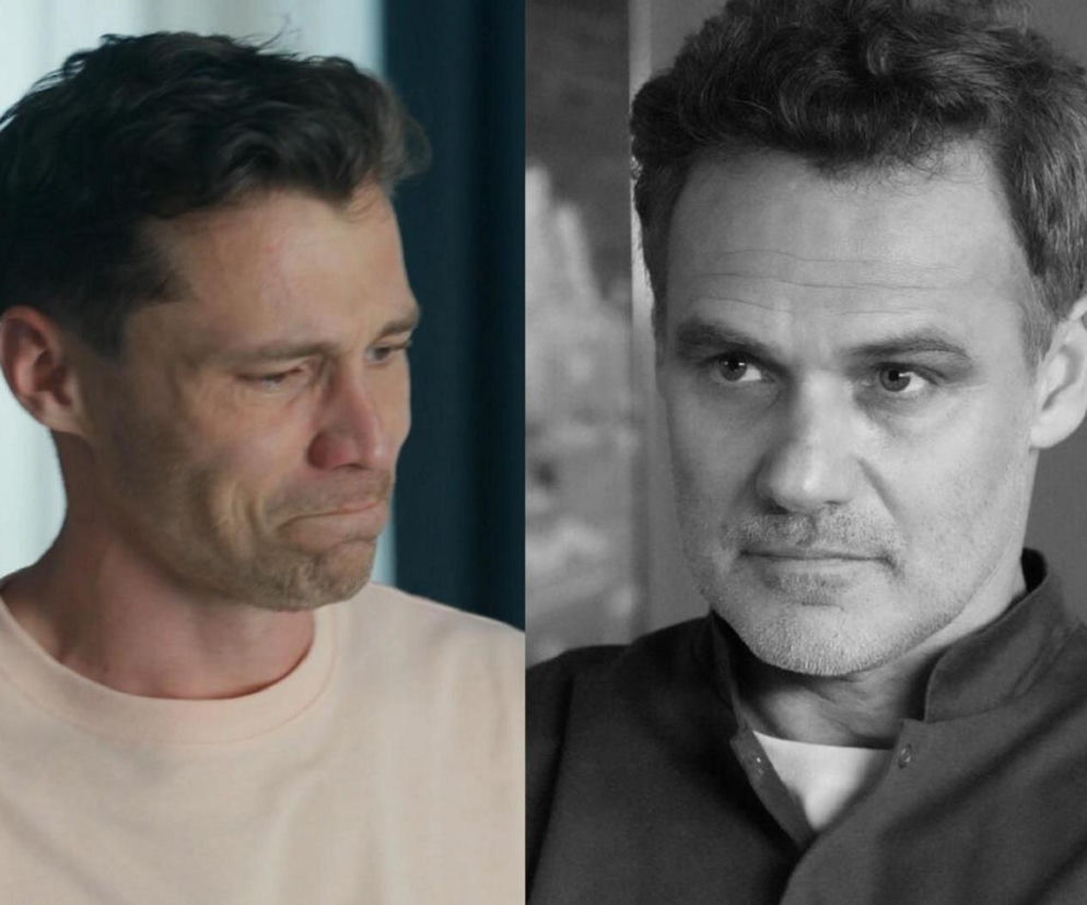 Darek (Andrzej Niemyt) w jasnym t-shircie, z zaciśniętymi ustami i spuszczonym wzrokiem, pogrążony w smutku po stracie Karola (Jan Wieczorkowski), którego czarno-biała podobizna, z poważnym wyrazem twarzy, patrzy na wprost. Scena z serialu Barwy szczęścia dostępnego na Super Seriale.