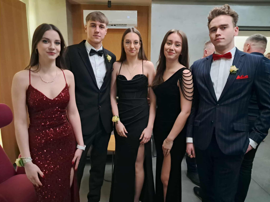 Tak bawili się maturzyści na studniówce skarżyskiego "Erbla". Kreacje jak z czerwonego dywanu