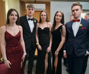 Tak bawili się maturzyści na studniówce skarżyskiego Erbla. Kreacje jak z czerwonego dywanu