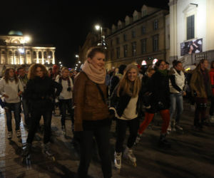 Nightskating. Warszawiacy przejechali stolicę na rolkach [Zdjęcia]
