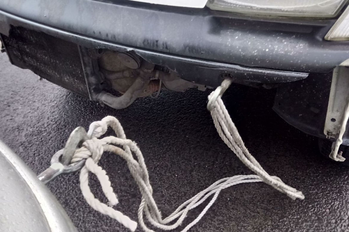 Holowali uszkodzone auto na... sznurku