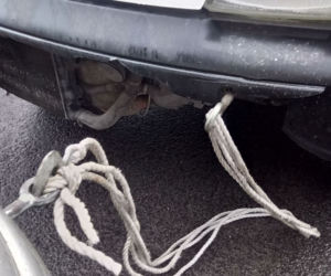 Holowali uszkodzone auto na... sznurku