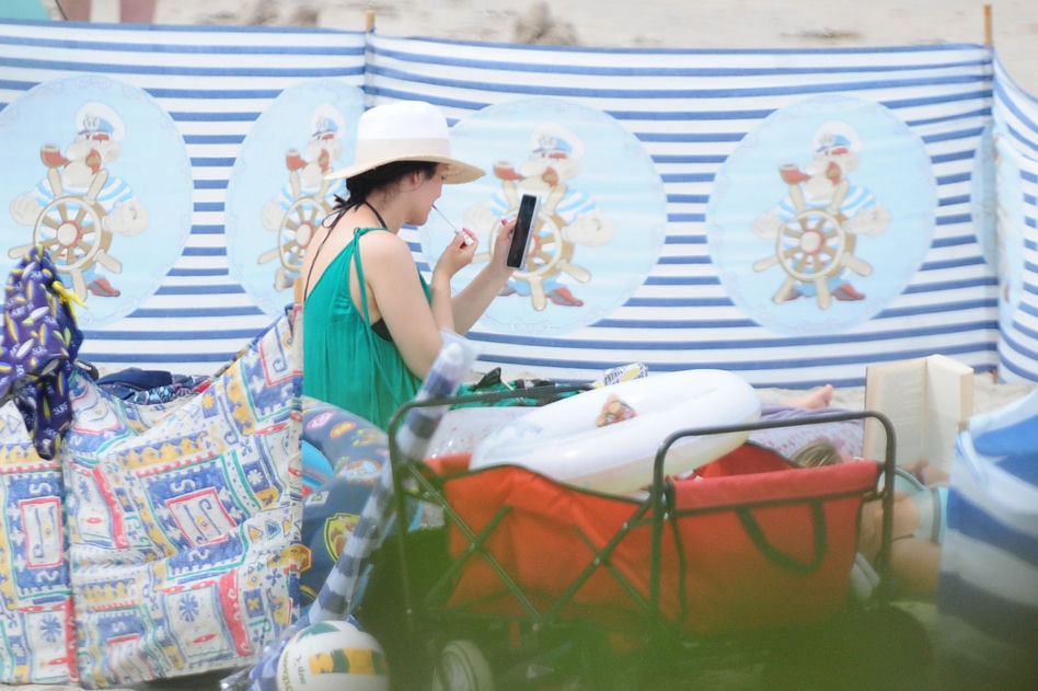 Kasia Cichopek z rodziną na plaży
