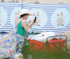 Kasia Cichopek z rodziną na plaży