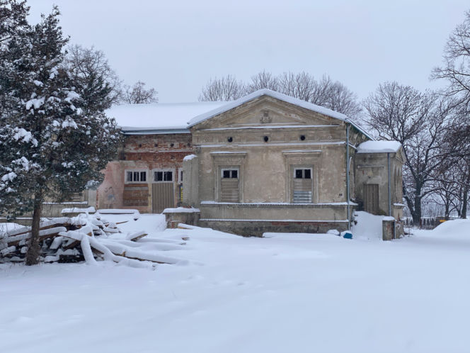 Dwór w Radlnej po I etapie renowacji (dach)