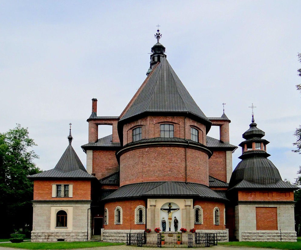 Murowany kościół o unikalnej architekturze z wysokim dachem w Nowym Targu. O historii miasta przeczytasz na Eska Kraków.