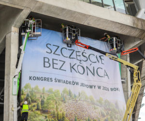 Ochotnicy przygotowują Stadion Miejski w Warszawie na  Międzynarodowy Kongres Świadków Jehowy