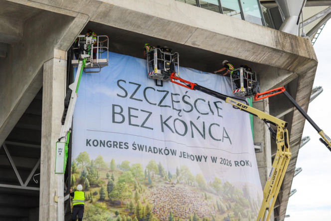 Ochotnicy przygotowują Stadion Miejski w Warszawie na  Międzynarodowy Kongres Świadków Jehowy