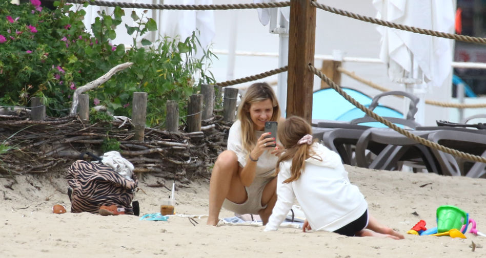 Koroniewska z Dowborem całują się na plaży
