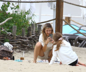 Koroniewska z Dowborem całują się na plaży