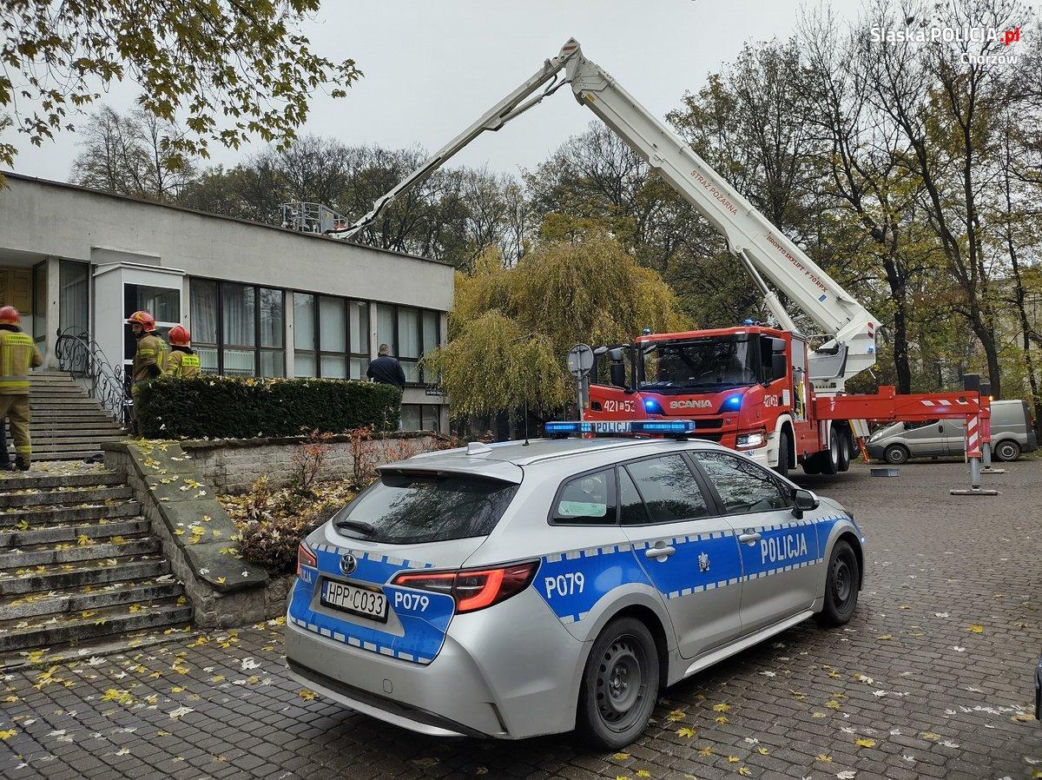 Dwóch pijanych mężczyzn wdarło się do USC w Chorzowie i zabrało flagę Polski 