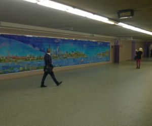 Warszawiacy oglądają mozaikę w metrze