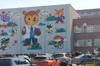Oczy prosto z odchłani zasąpił miś. Nowy mural na szpitalu w Białymstoku [AUDIO]