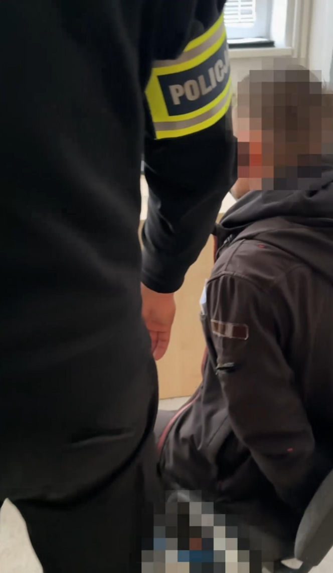 Policjanci z Torunia zabezpieczyli kilogramy narkotyków. 22-letnia kobieta i dwóch 41-latków w kajdankach