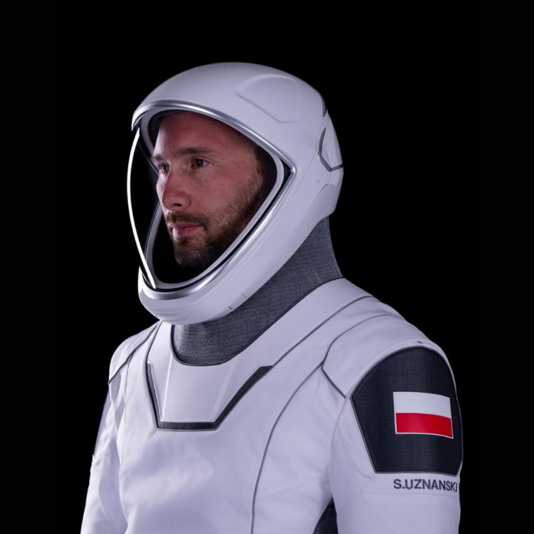 Sławosz Uznański-Wiśniewski w futurystycznym skafandrze SpaceX zaprojektowanym przez Elona Muska