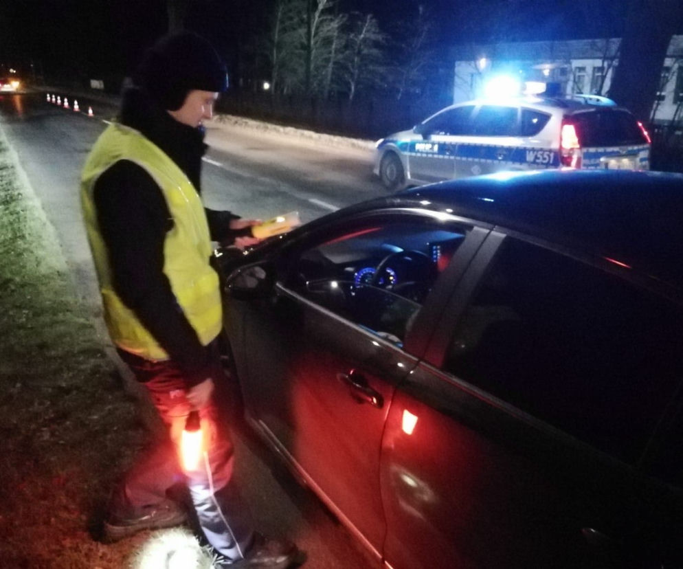 Policjanci zatrzymali pijanego kierowce, który wydmuchał 2,5 promila alkoholu!